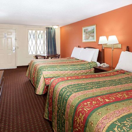 Knights Inn - Такер Экстерьер фото
